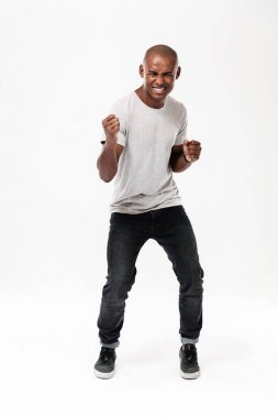 Mutlu genç Afrika adam kazanan jest yapmak.