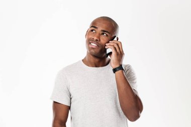 Smartphone ile konuşmak ve ararken dalgın Afrika adam