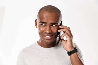 Smartphone ile konuşmak ve uzağa bakarak gülümseyen Afrika adam