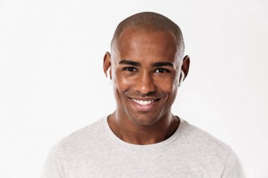 Gülümseyen genç Afrika adam izole ayakta