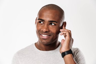 Neşeli genç Afrika adam