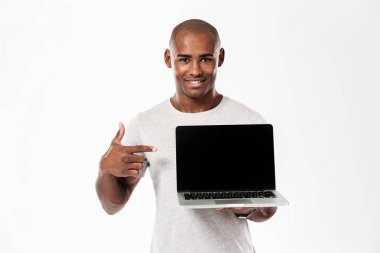 Neşeli genç Afrika adam Laptop ekran gösterilen