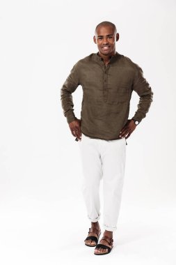 Yakışıklı genç Afrika adam izole ayakta