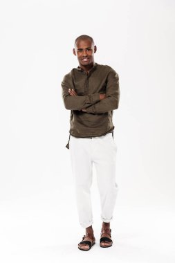 Yakışıklı genç Afrika adam izole ayakta