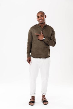 Tam boy görüntü gülümseyen Afrikalı adamın uzağa işaret