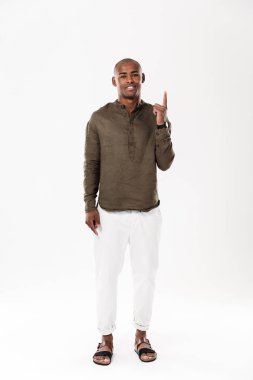 Tam boy görüntü gülümseyen Afrikalı adamın yukarı dönük