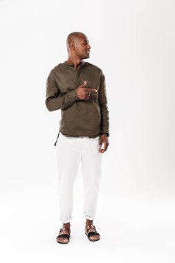 İşaret ve uzağa bakarak mutlu Afrikalı adamın tam boy görüntü