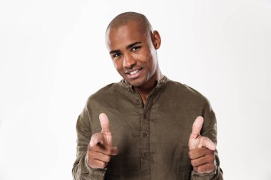 İşaret ve kameraya bakarak mutlu Afrika adam