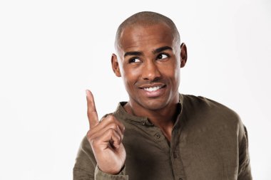 Yukarı ve uzağa arıyorum memnun Afrika adam