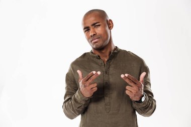 Silah jestleri gösterilen ve kameraya bakarak cool Afrika adam