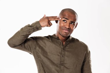 Afrika yakışıklı baş yakınındaki silah jest kol holding