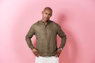 Kalçalarına silah tutan ciddi Afrika adam