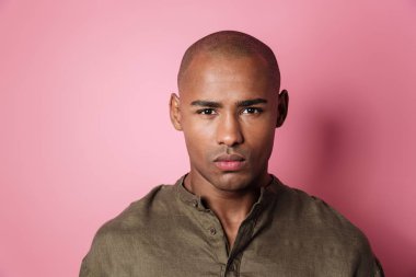 Ciddi Afrikalı Adam Kameraya Bakıyor