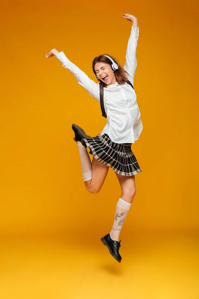Retrato de comprimento total de uma adolescente alegre estudante — Fotografia de Stock