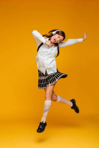 Full längd porträtt av en upphetsad teenage Skolflicka Uniform — Stockfoto