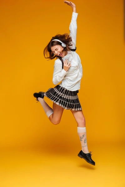 Ritratto completo di una studentessa adolescente allegra — Foto Stock