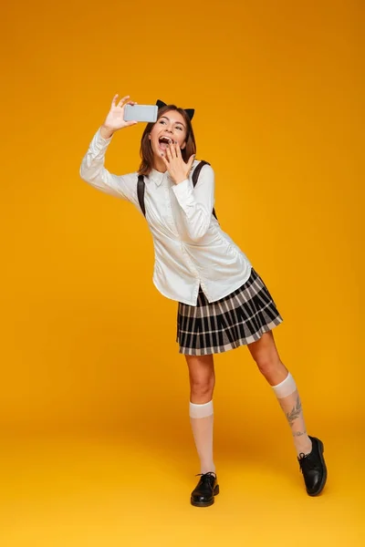Full längd porträtt av en förvånad glad teenage Skolflicka — Stockfoto