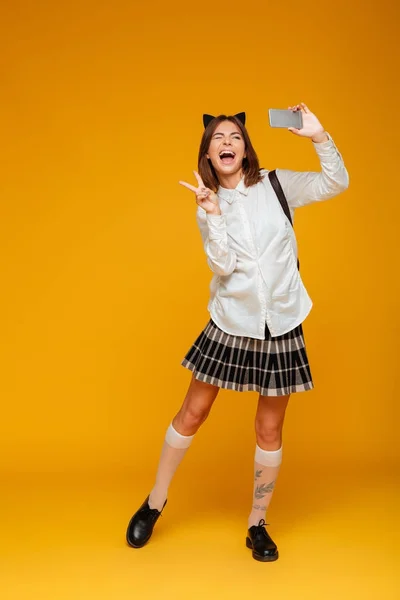 Retrato de comprimento total de uma adolescente feliz em uniforme — Fotografia de Stock