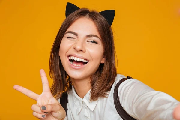 Retrato de cerca de una colegiala adolescente feliz en uniforme — Foto de Stock