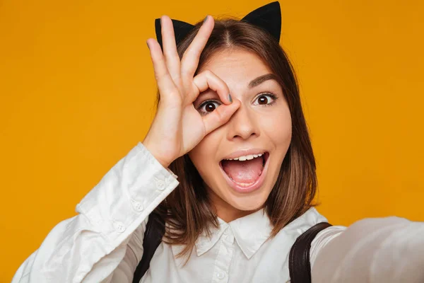 Gros plan portrait d'une adolescente drôle en uniforme — Photo