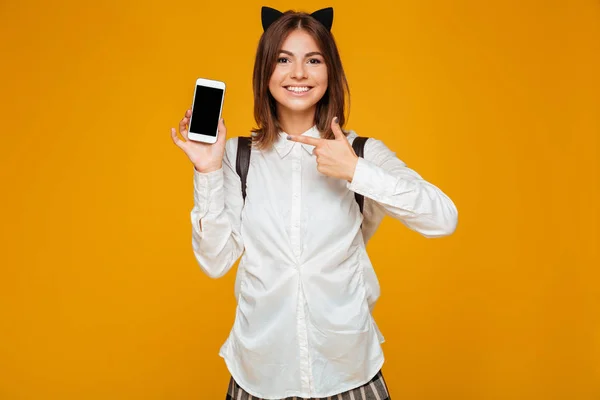 Feliz adolescente colegiala en uniforme con mochila — Foto de Stock