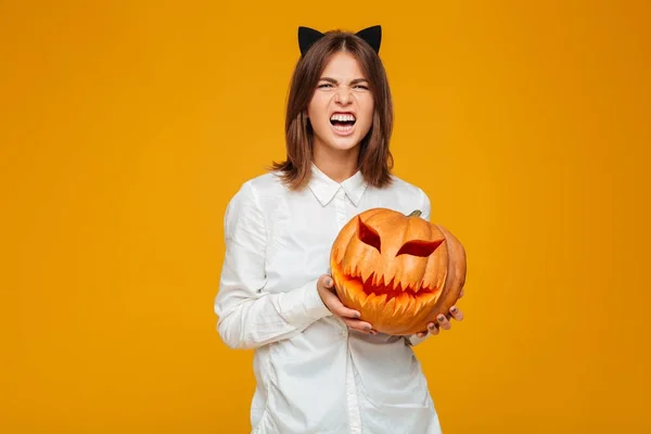 Jeune femme émotionnelle vêtue d'un costume fou de chat d'Halloween — Photo