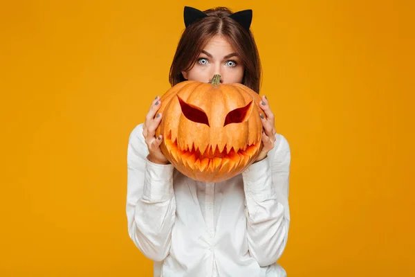 Çılgın kedi Kostüm giymiş şok genç kadın — Stok fotoğraf
