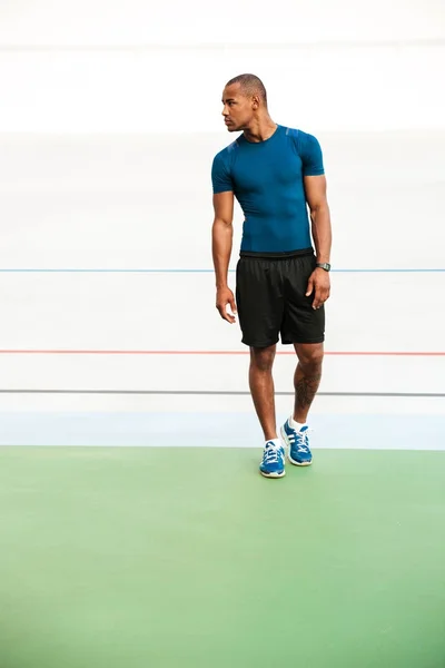 Ganzkörperporträt eines fitten, muskulösen Sportlers beim Gehen — Stockfoto
