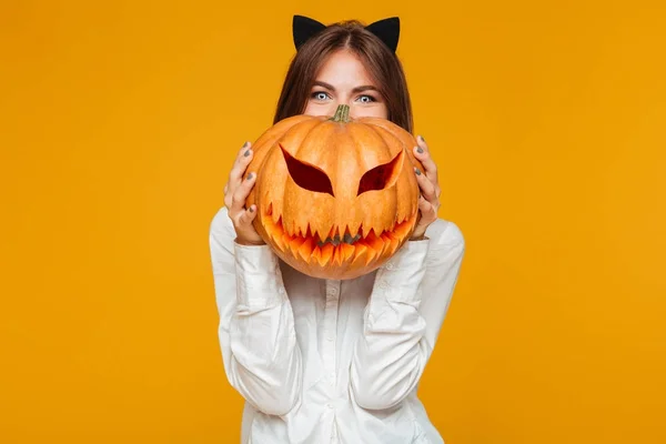 Glad ung kvinna klädd i galna katt Halloweenkostym — Stockfoto