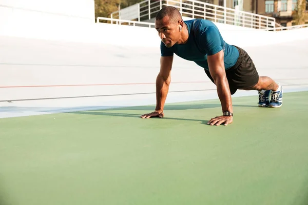 集中して筋肉アフロ アメリカンのスポーツマンの肖像画 — ストック写真