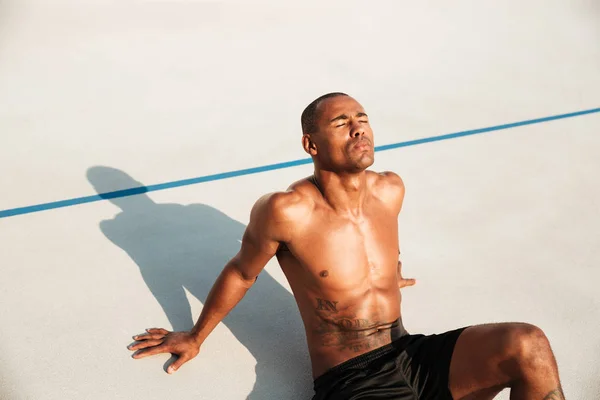 Retrato de cerca de un deportista afroamericano medio desnudo — Foto de Stock