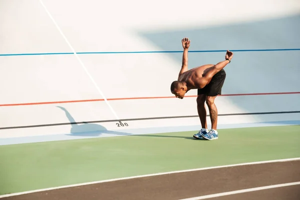 Ritratto a figura intera di uno sportivo africano mezzo nudo in forma — Foto Stock