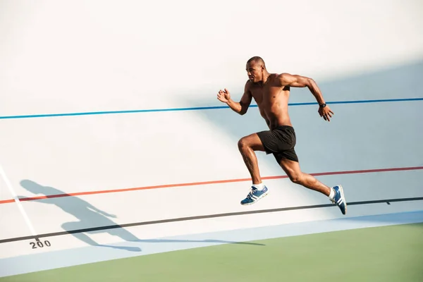 Po celé délce portrét atletické polovinu nahý sportovce skákání — Stock fotografie