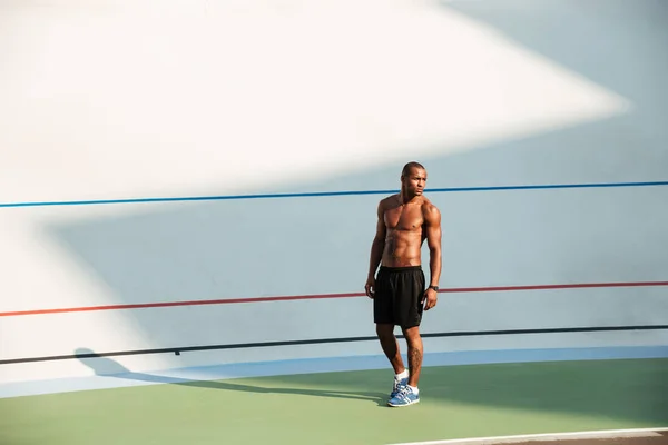 Ritratto a figura intera di uno sportivo muscoloso in piedi — Foto Stock