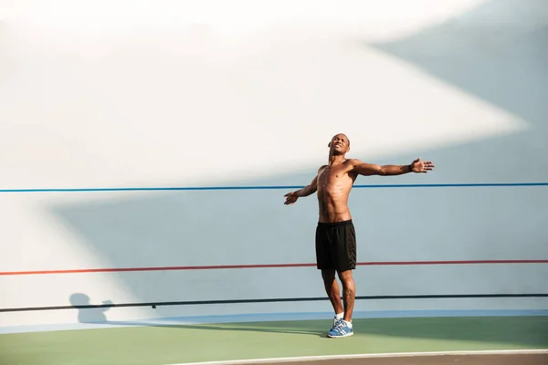 Ritratto completo di un giovane sportivo che fa esercizi di stretching — Foto Stock