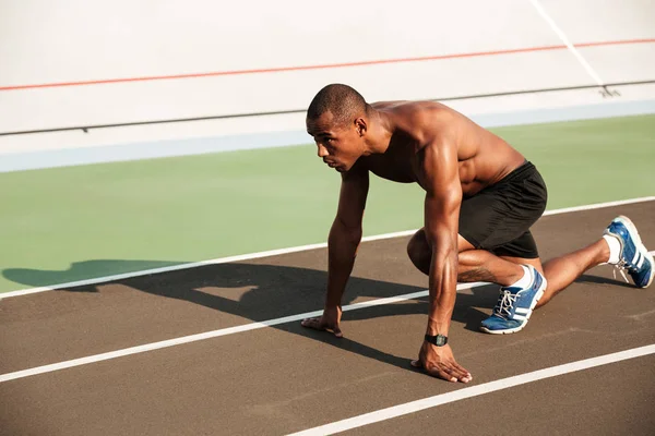 Retrato de un deportista afroamericano sano concentrado — Foto de Stock