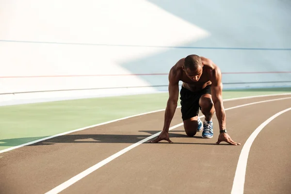 Jovem afro-americano esportivo homem em posição inicial pronto para sta — Fotografia de Stock