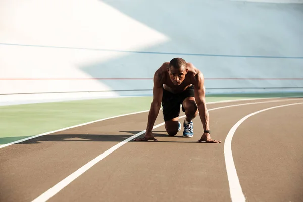 Retrato de un joven deportista afroamericano concentrado — Foto de Stock