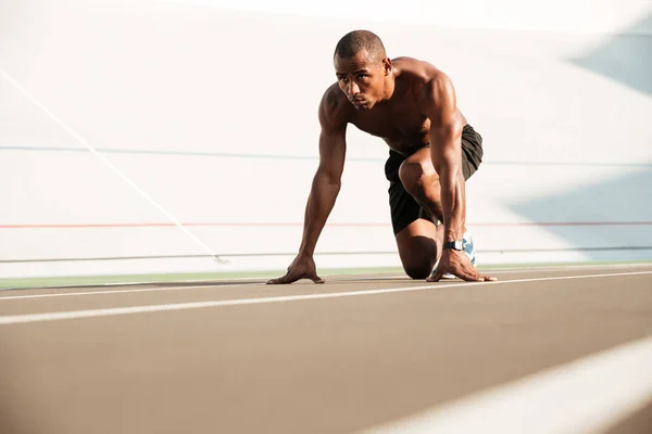 Mladí africké běžec počáteční a příprava ke spuštění — Stock fotografie
