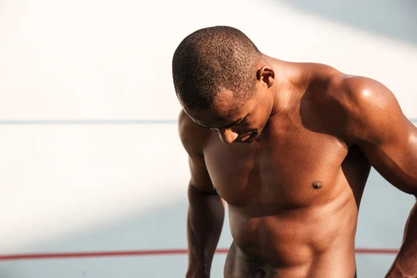 Retrato de cerca de un guapo y sudoroso deportista africano, resti — Foto de Stock