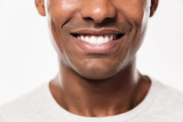 Bijgesneden foto van vrolijke Afrikaanse jongeman — Stockfoto