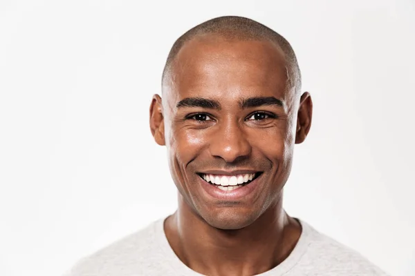 英俊的年轻非洲男人微笑着 — 图库照片