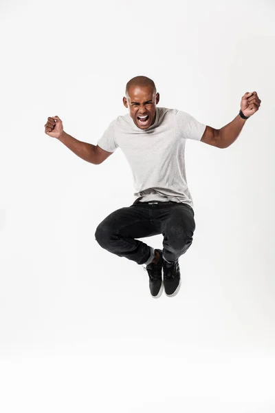 Emotionaler junger afrikanischer Mann springt — Stockfoto
