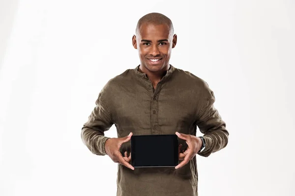 Gelukkig Afrikaanse man weergegeven: lege tablet-computerscherm — Stockfoto