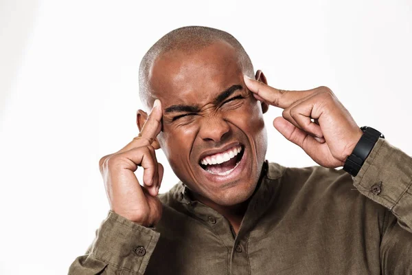 Hombre africano joven disgustado con dolor de cabeza —  Fotos de Stock