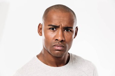 Karışık genç Afrika adam izole ayakta