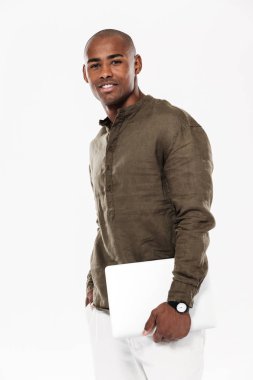 Dikey yan görünümü görüntü gülen Afrikalı adamın