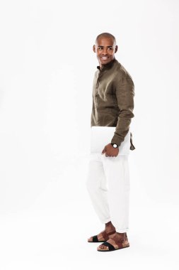 Afrika adam gülümseyen tam uzunlukta yan görünüm görüntüsü