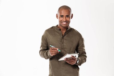 Mutlu genç Afrika adam kamera arıyorum not yazma.