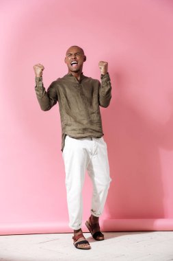 Tam boy görüntü mutlu çığlık Afrikalı adamın